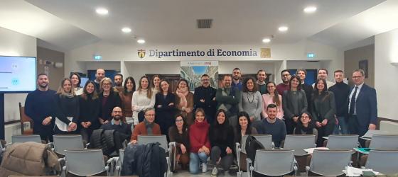 foto di gruppo di circa 25 giovani uomini e donne in posa in aula universitaria