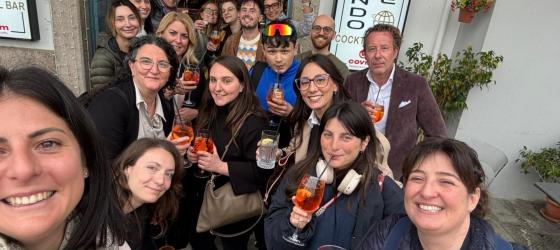 foto di studenti del master che bevono in un aperitivo